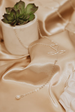 Tulip with Pearl | Sterling Silver necklace with tulip and white pearl